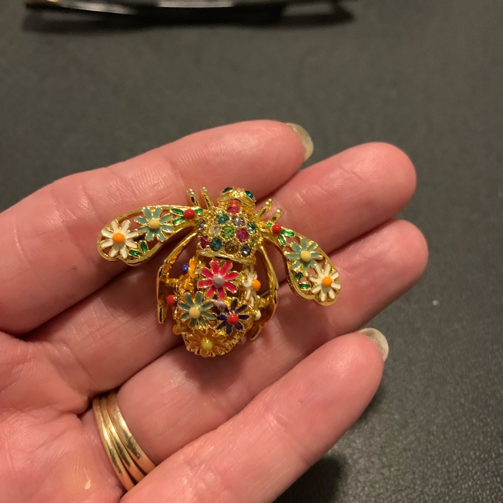 A-32 Vintage Joan Rivers Floral Bee Brooch in Gold and Multicolor